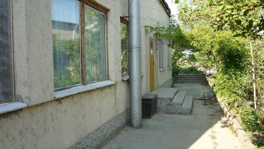 Собственикът продава две сгради в индустриална зона
