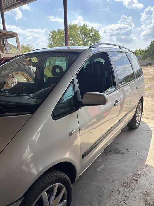Volkswagen sharan 1.9tdi 2002 на части може и цял!!!