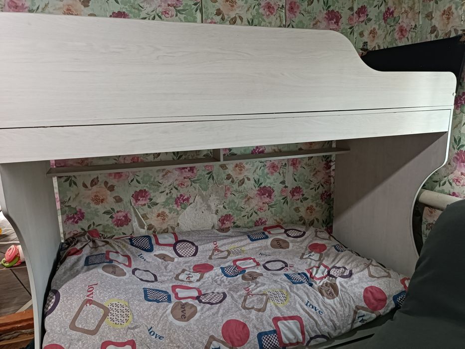 Продам двухъярусную кровать с лестницей