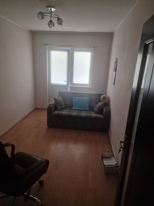 Inchiriez apartament 3 camere decomandat 70mp etajul 1 micro 38 la Z  pret 1900 lei 3 balcone