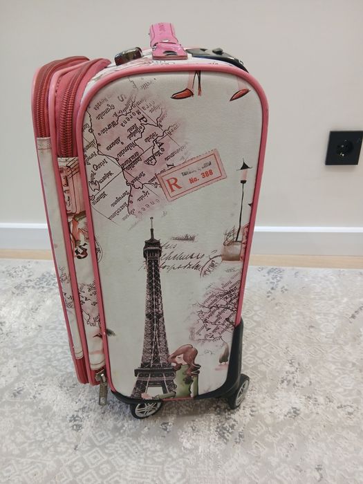 Продам чемодан женский