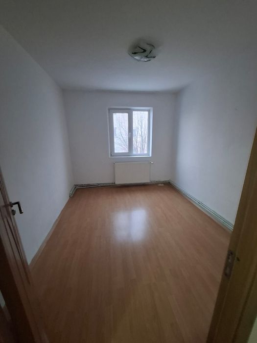 Vanzare Apartament 4 camere. Caransebes