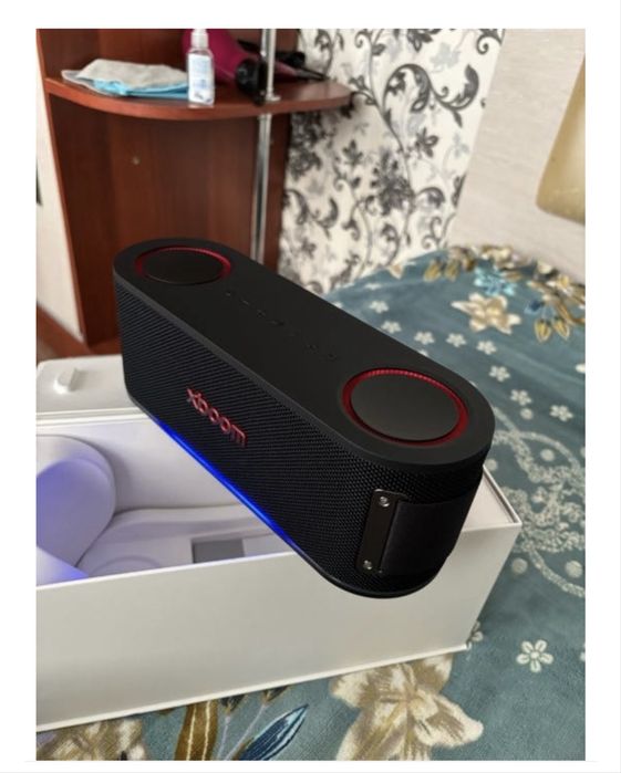 Портативная колонка LG