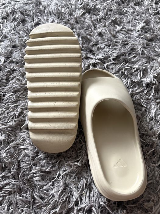 Yeezy slides crem