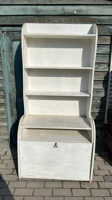 Шкаф с открытыми полками и комодом