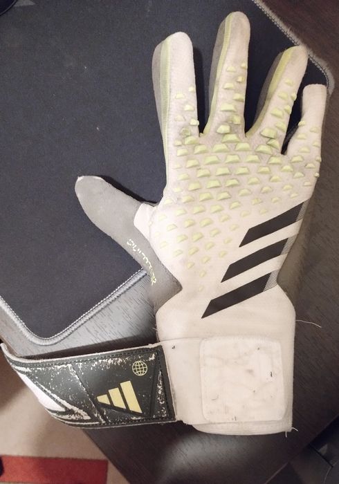 Футболна ръкавица на Адидас предатор