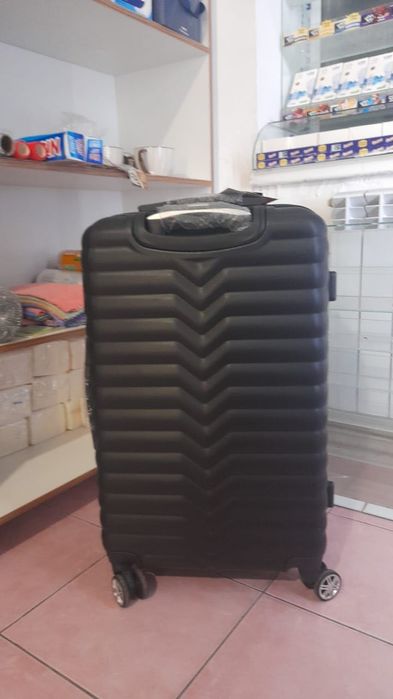 Чемодан черного цвета из пластика