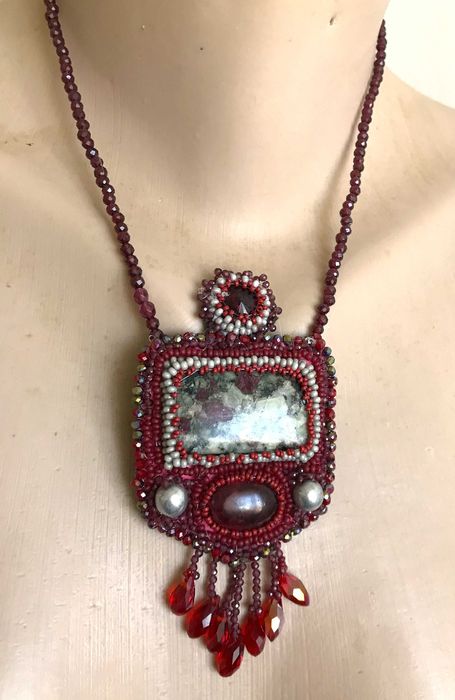 Colier handmade cu granate si caboson crazy lace agat