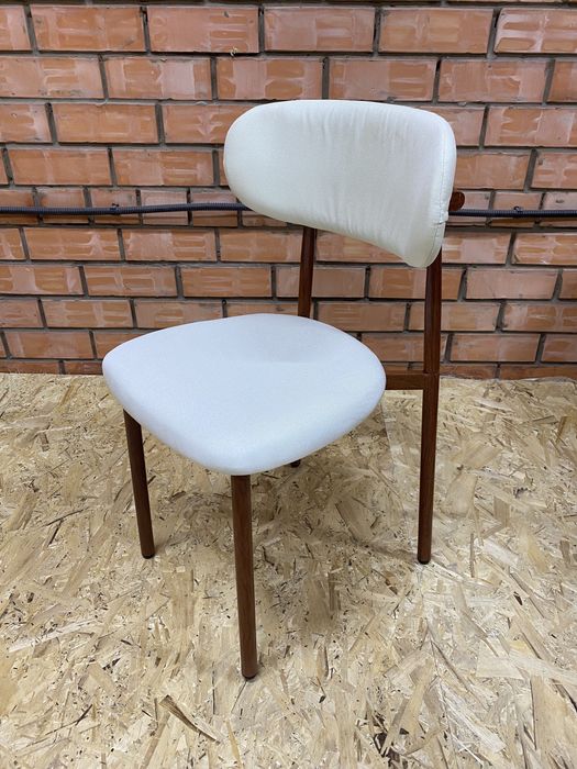 Продам стулья новые