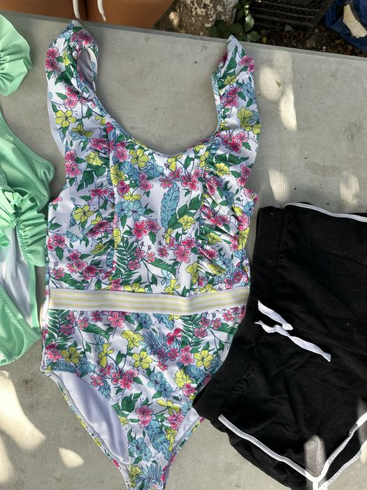 2 купальника и шорты на 14 лет