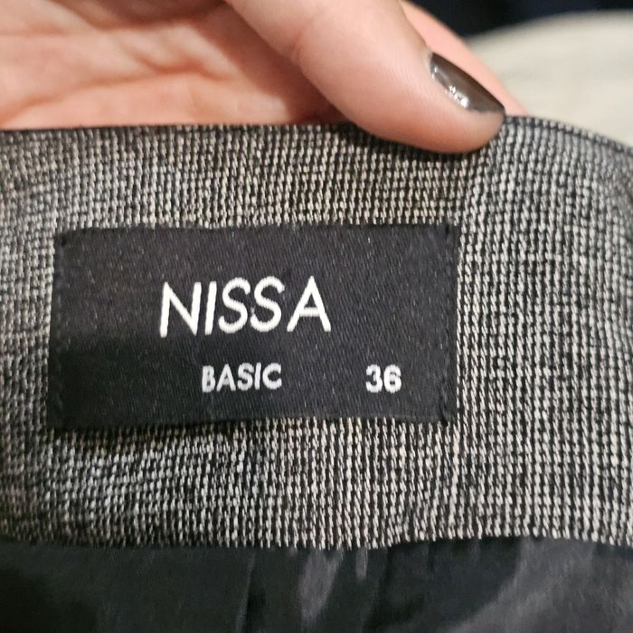 Costum Nissa cu căptușeală, în stare bună, potrivit pentru marimi xs/s.