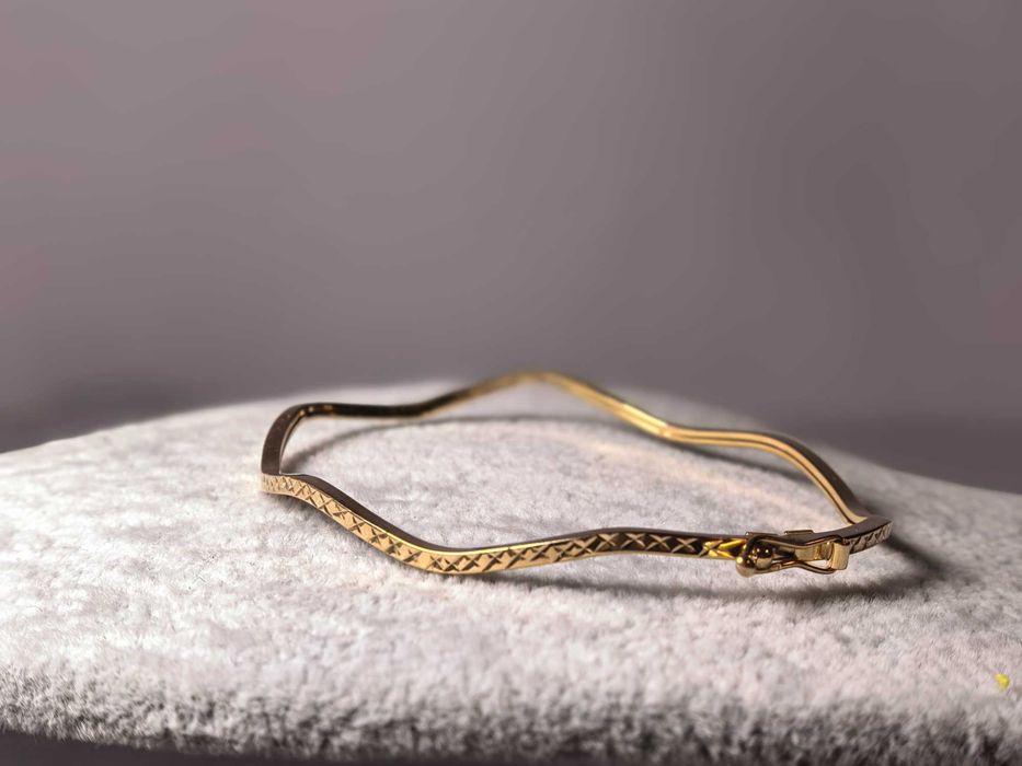 Brățară fixă damă aur galben 14K, ondulată și gravată, 1,70 g – nouă