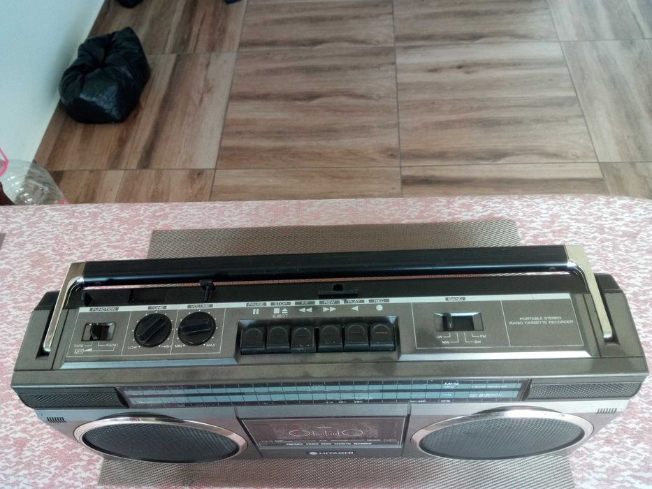 Старинен модел,радиокасетофон--HITACHI.За ремонт,части.