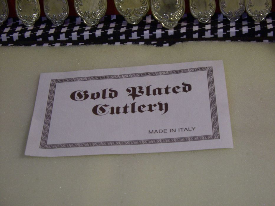 Tacamuri placate cu aur, in ambalaj original. (Set 12 persoane)