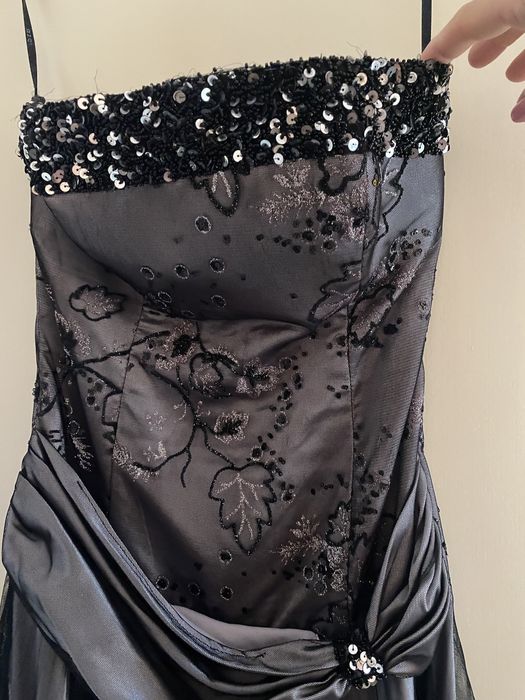 Vând trei rochii pentru evenimente