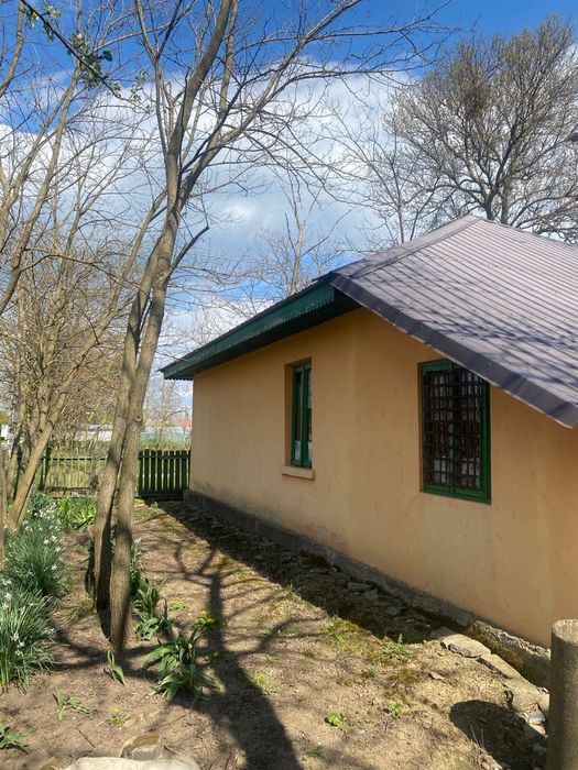 De vanzare casă batraneasca locuibila compusa din 3 camere si dependinte,fântana cu apa potabilă,2 sobe teracota,curent electric,pivnita,curte 2000 mp