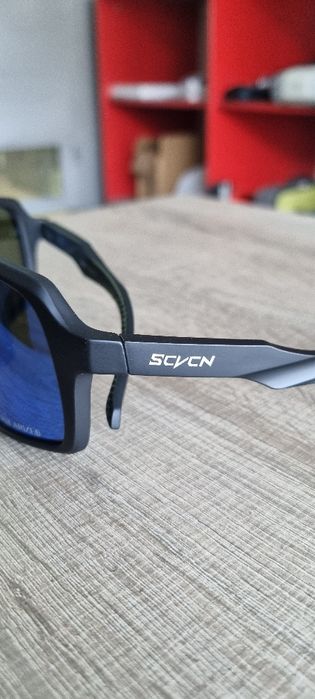 Продавам слънчеви очила