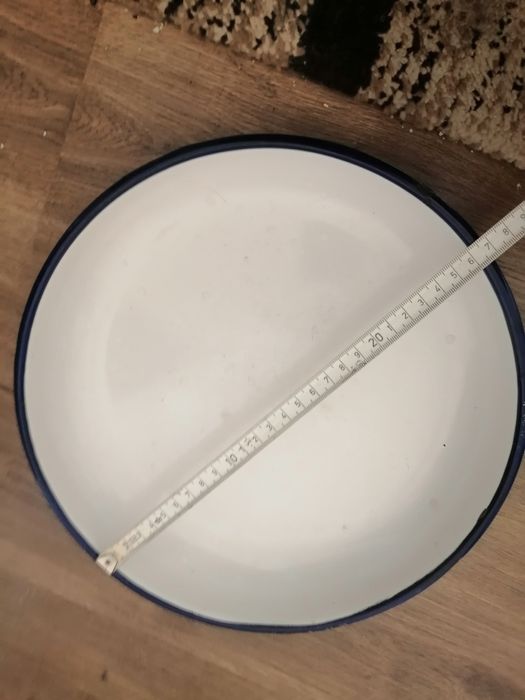 Продавам емайлирани тави и купи