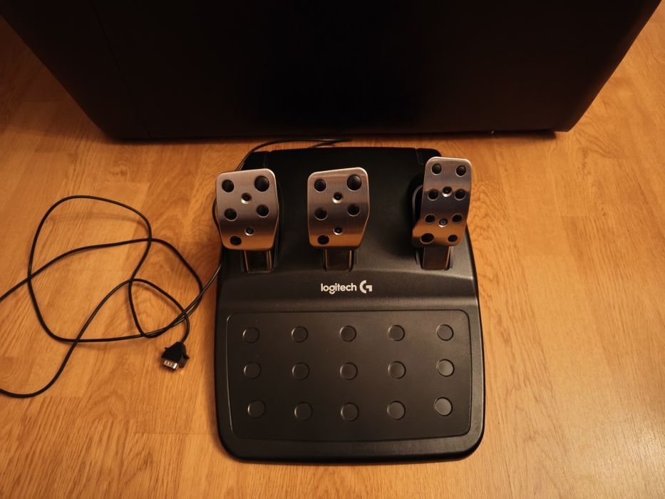 !VANDUT! Volan de gaming + pedale + schimbator  Logitech G29