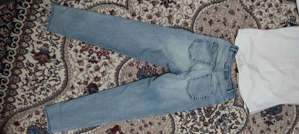 Женские джинсы и рубашка фирменные отличного качества