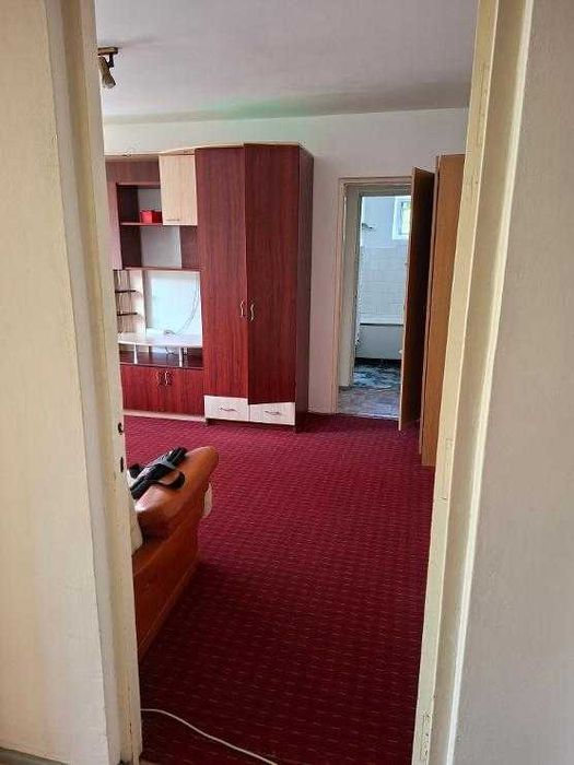 Inchiriez apartament 2 camere, semidecomandat, zona Florilor