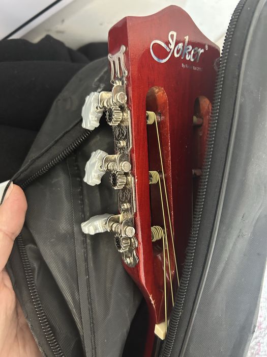 Гитара с шестью эликсир струнами