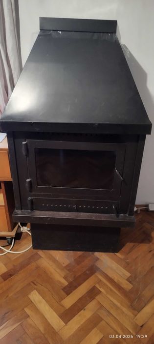 Продавам камина с огнеупорни тухли вътре