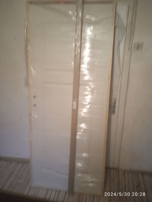 vând  ușa de lemn masiv