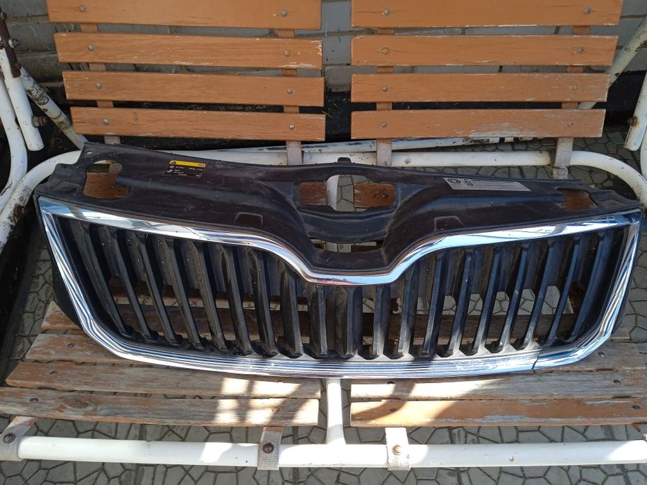 Передняя решетка Шкода рапид