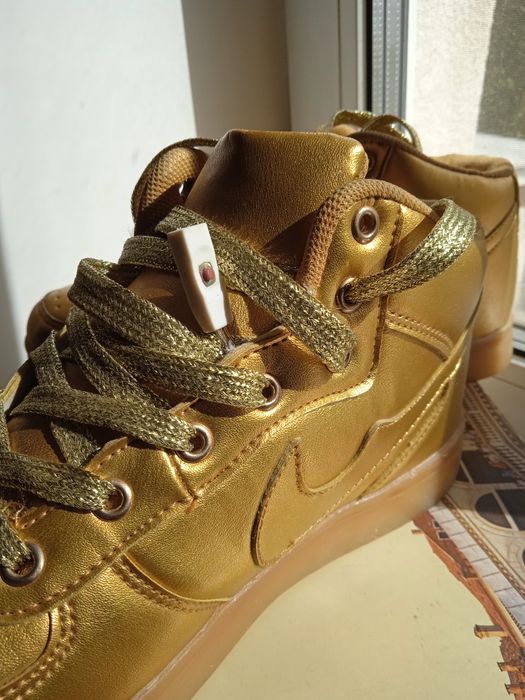 Кроссовки новые женские