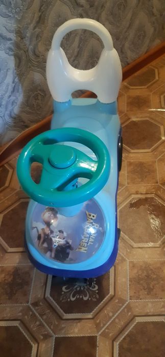 Игрушечные машина голубого цвета