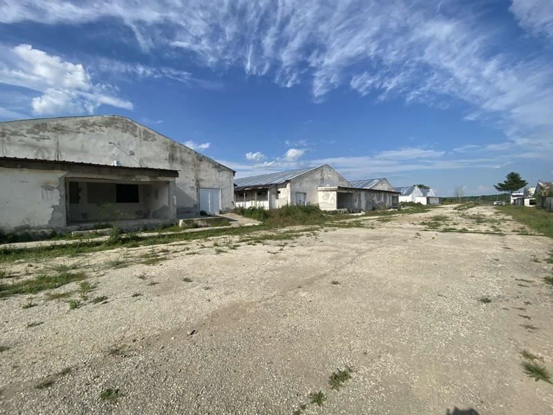 Продава се Склад в с. Обнова, Област Плевен - 45322 кв.м за 36 €/кв.м - Снимка #9