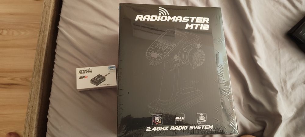 ЧИСТО НОВ комплект RadioMaster MT12 ELRS + приемник RadioMaster ER8 (Запечатани)