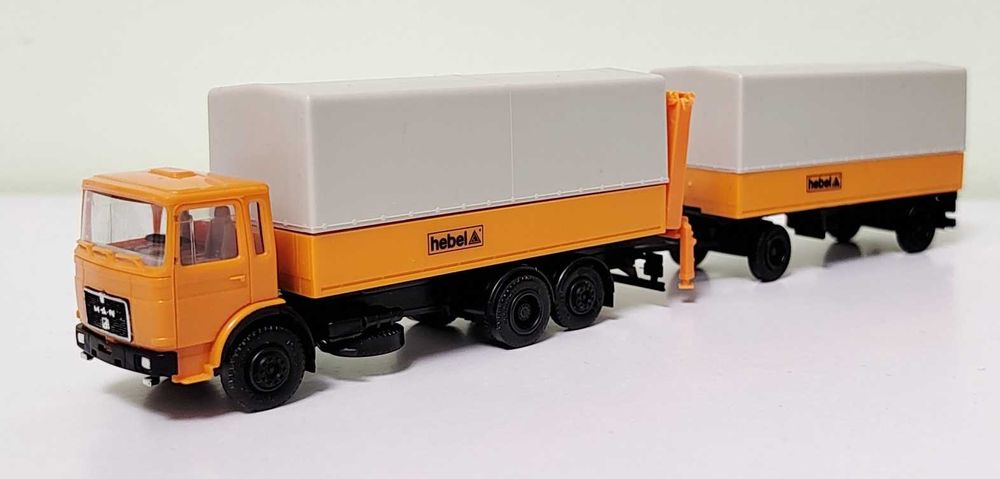 Macheta scara 1:87 camion MAN F8 cu macara si remorca HERPA diorama H0