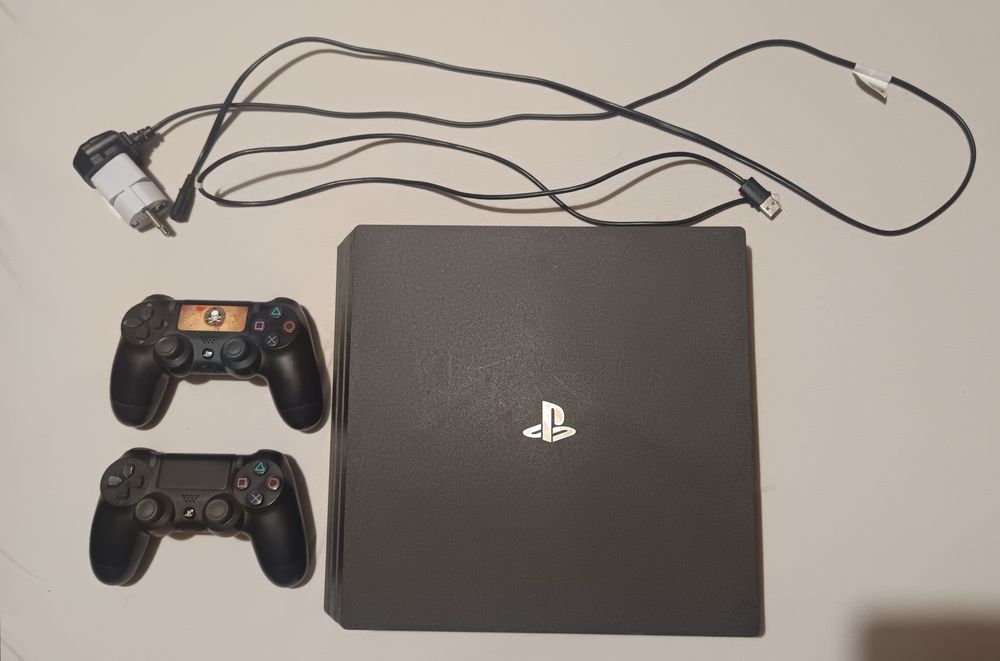 PlayStation 4 Pro 1TB + два джойстика, отлично състояние