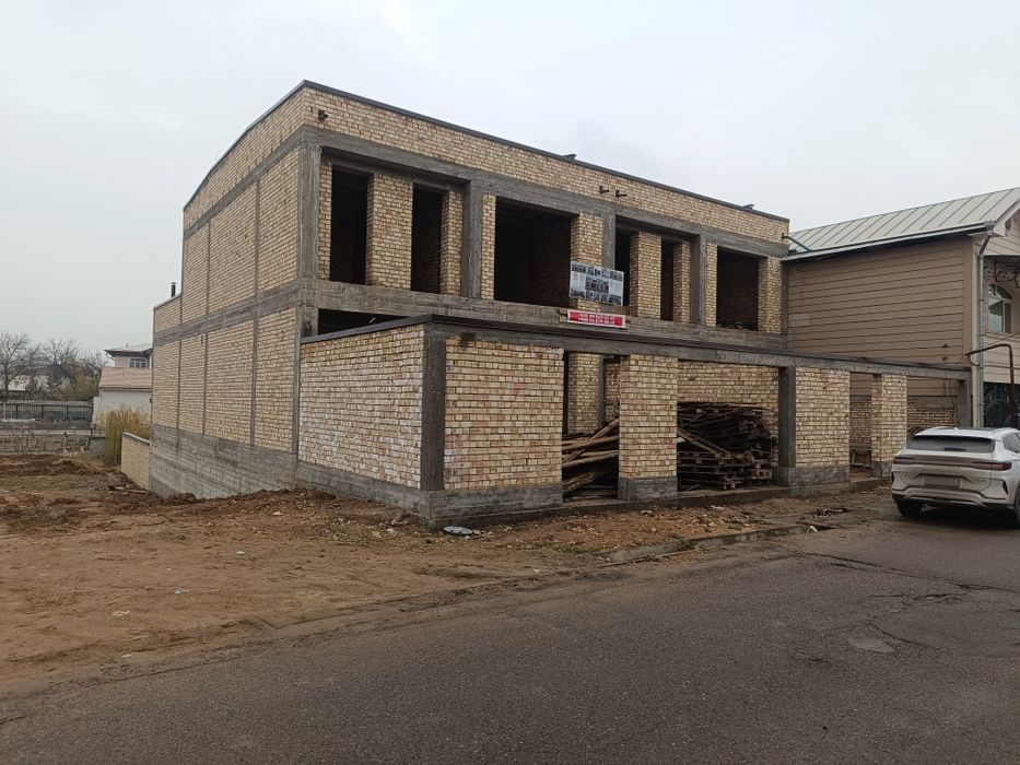 Suv bu'yida havli sanpi oldida