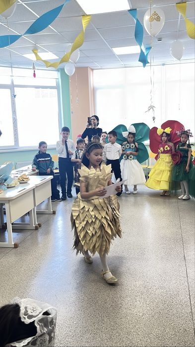 Сдается самодельное платье на конкурсы для девочек 7-8 лет.