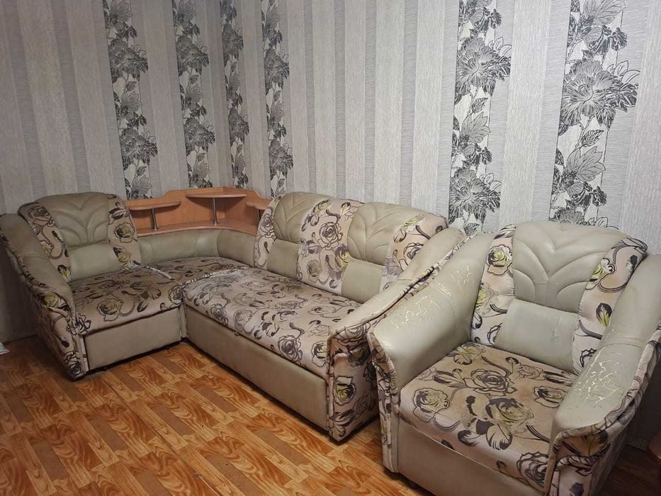 Продам угловой диван с креслом