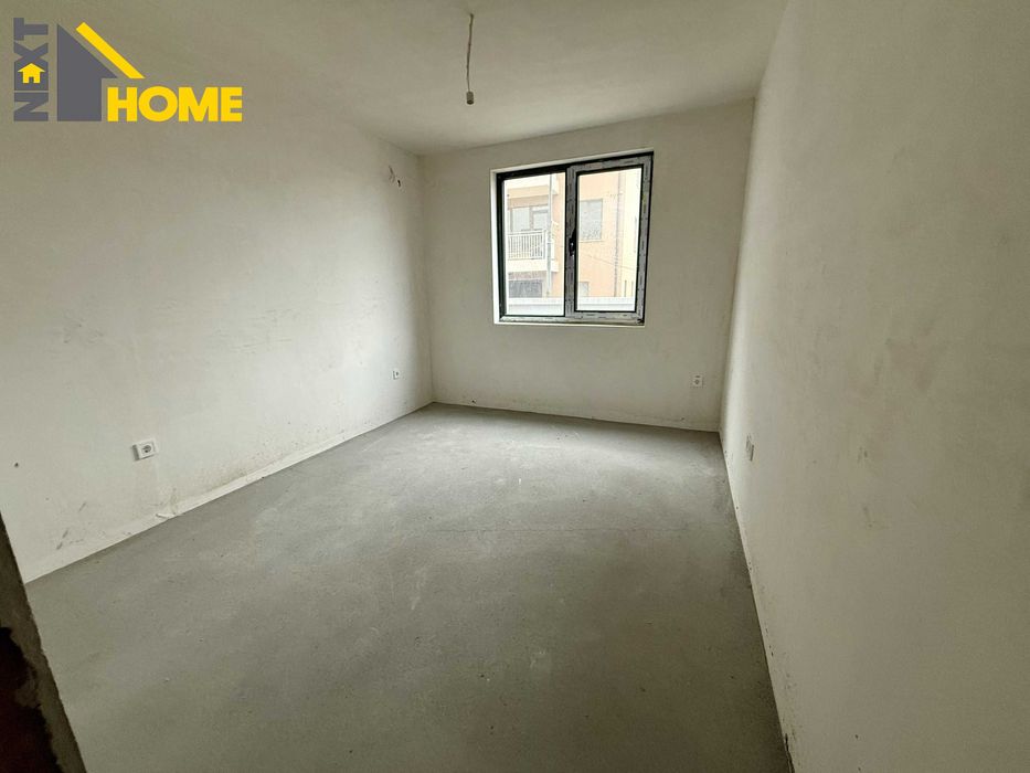 Тристаен апартамент в новопостроена жилищна сграда, със собствен двор