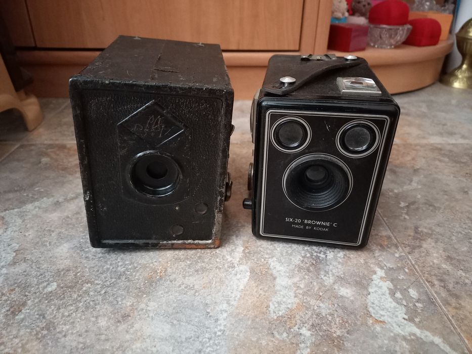 Два стари фотоапарата.
