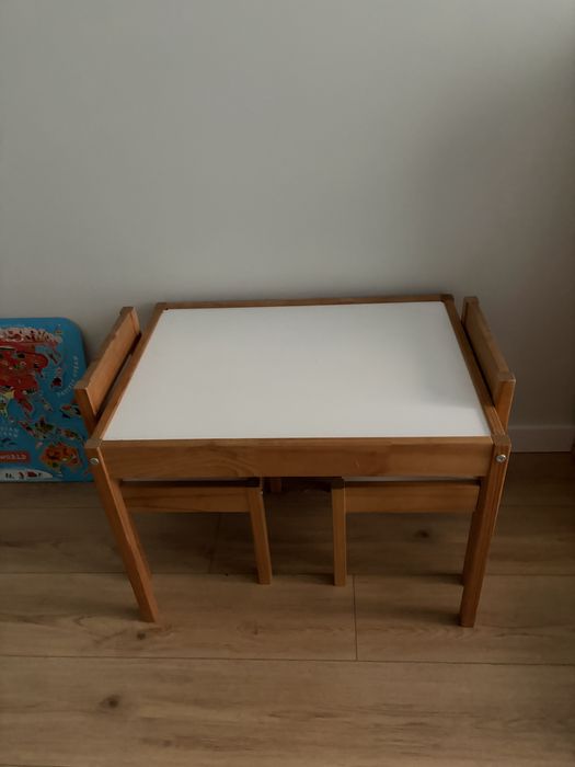 Продавам детски комплект масичка и столчета и шкаф Ikea