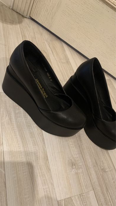 Туфли на танкетке