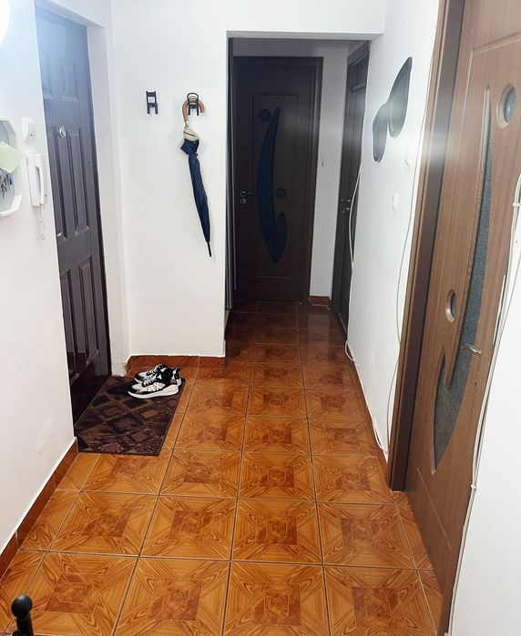 Închiriez apartament.