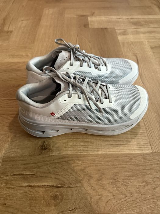 Женские кроссовки On Running