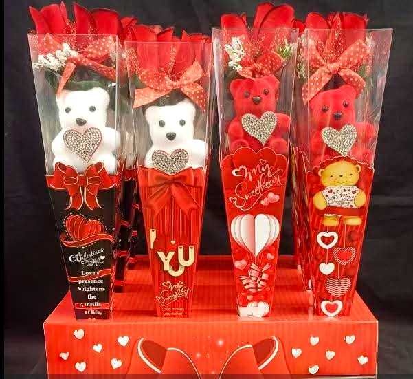 Плюшено мече с рози в букет, романтичен подарък