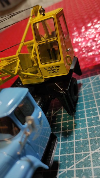Модель автокрана в масштабе 1:43