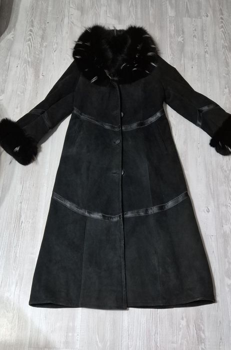 Черно дълго палто от естествени материяли