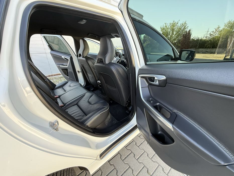 Volvo XC 60 R-design 4x4 automat 215cp Distronic Blis