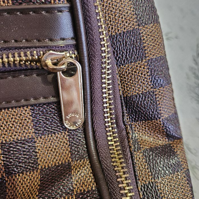 Кафява кожена раница  Louis Vuitton.
Носена, има следи от употреба, по
