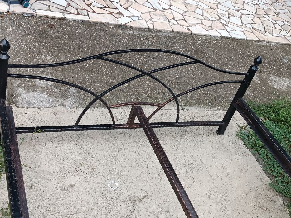 Vând cadru pat matrimonial fier forjat